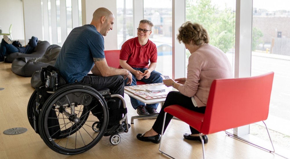 Pour que l’accessibilité universelle soit. Partout. Pour tous.