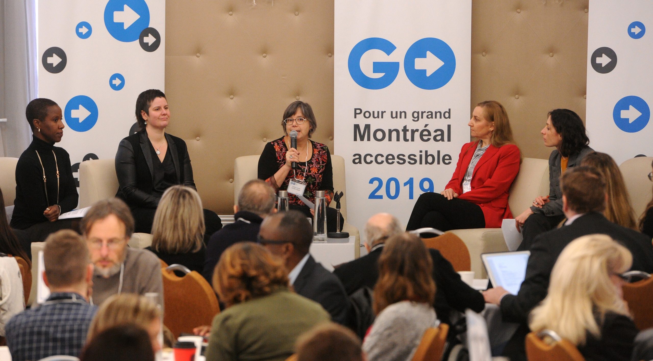 Un panel composé de 3 femmes discutent lors du GO - Pour un grand Montréal accessible en 2019
