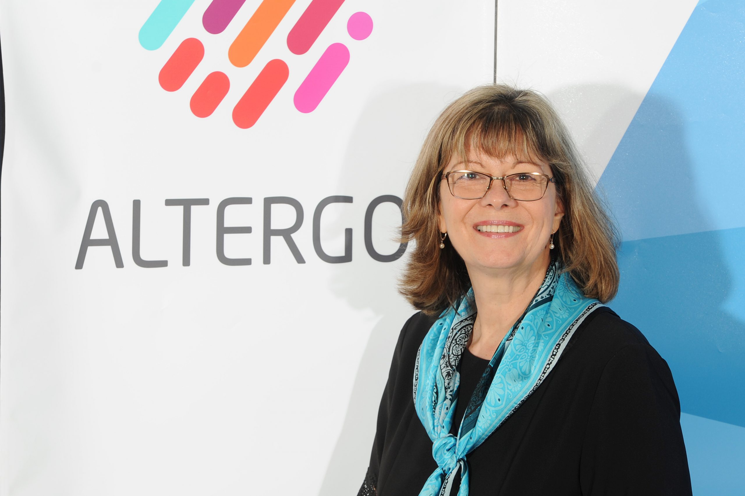 Monique Lefebvre, ancienne présidente et directrice générale d'AlterGo, souriante.