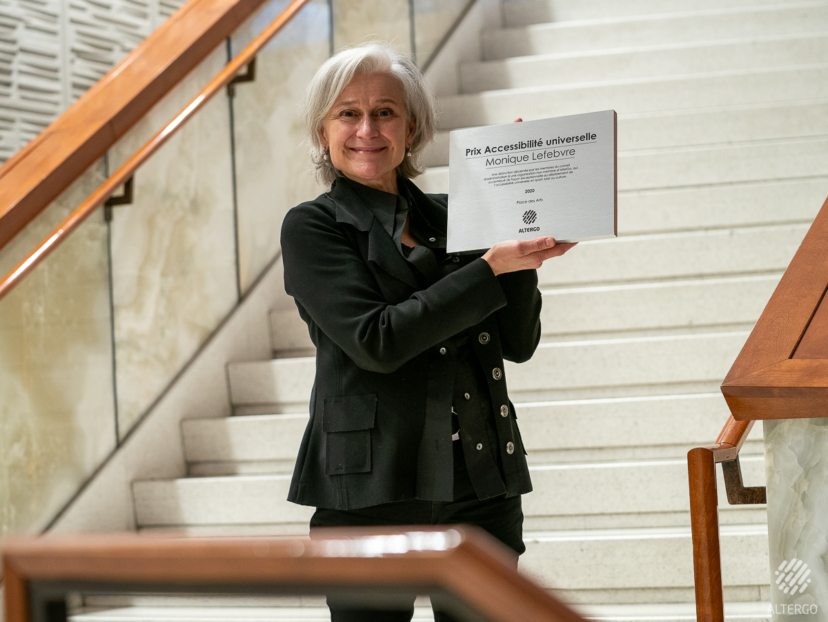 La directrice de la programmation de la Place des Arts tient fièrement sa plaque du Prix Accessibilité Universelle Monique Lefebvre.