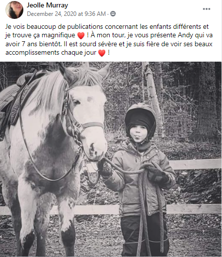Photo en noir et blanc d'Andy, un enfant sourd, qui tient le licou d'un cheval.
