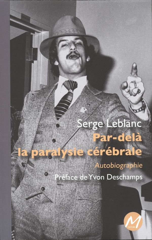 Une photo en noir et blanc montre un jeune Serge Leblanc dont l'index pointe vers le haut.