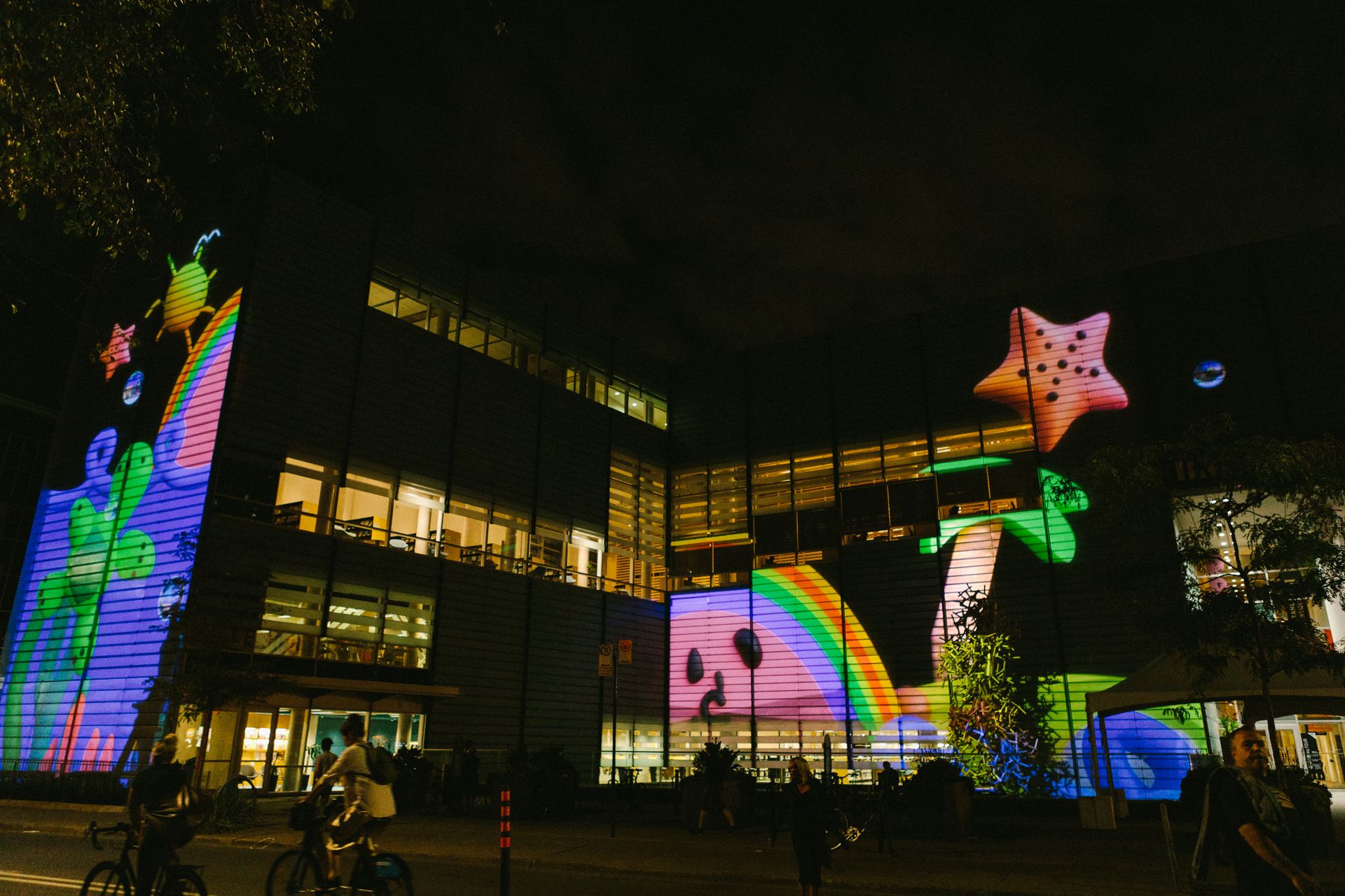 Projection multimédia de dessins colorés sur la façade de la Grande bibliothèque.