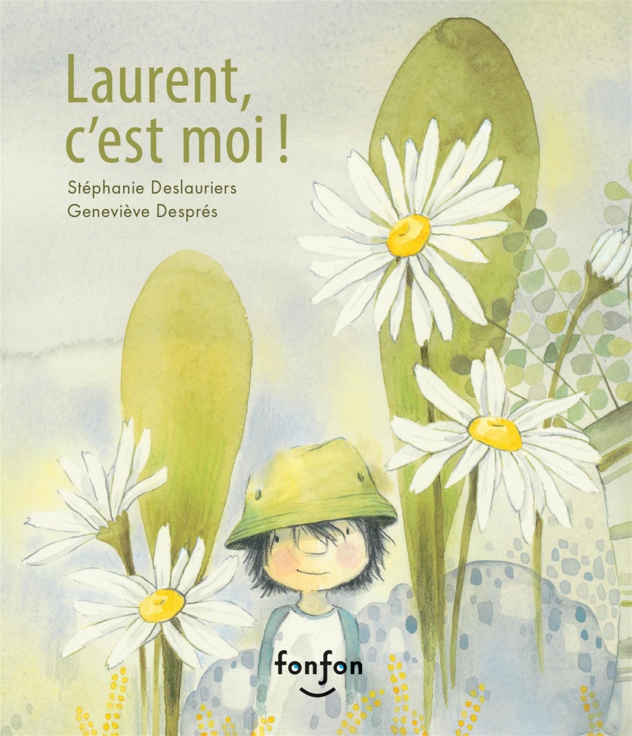 Description de l'image : Laurent porte un chapeau-grenouille dans un champ de marguerites géantes.