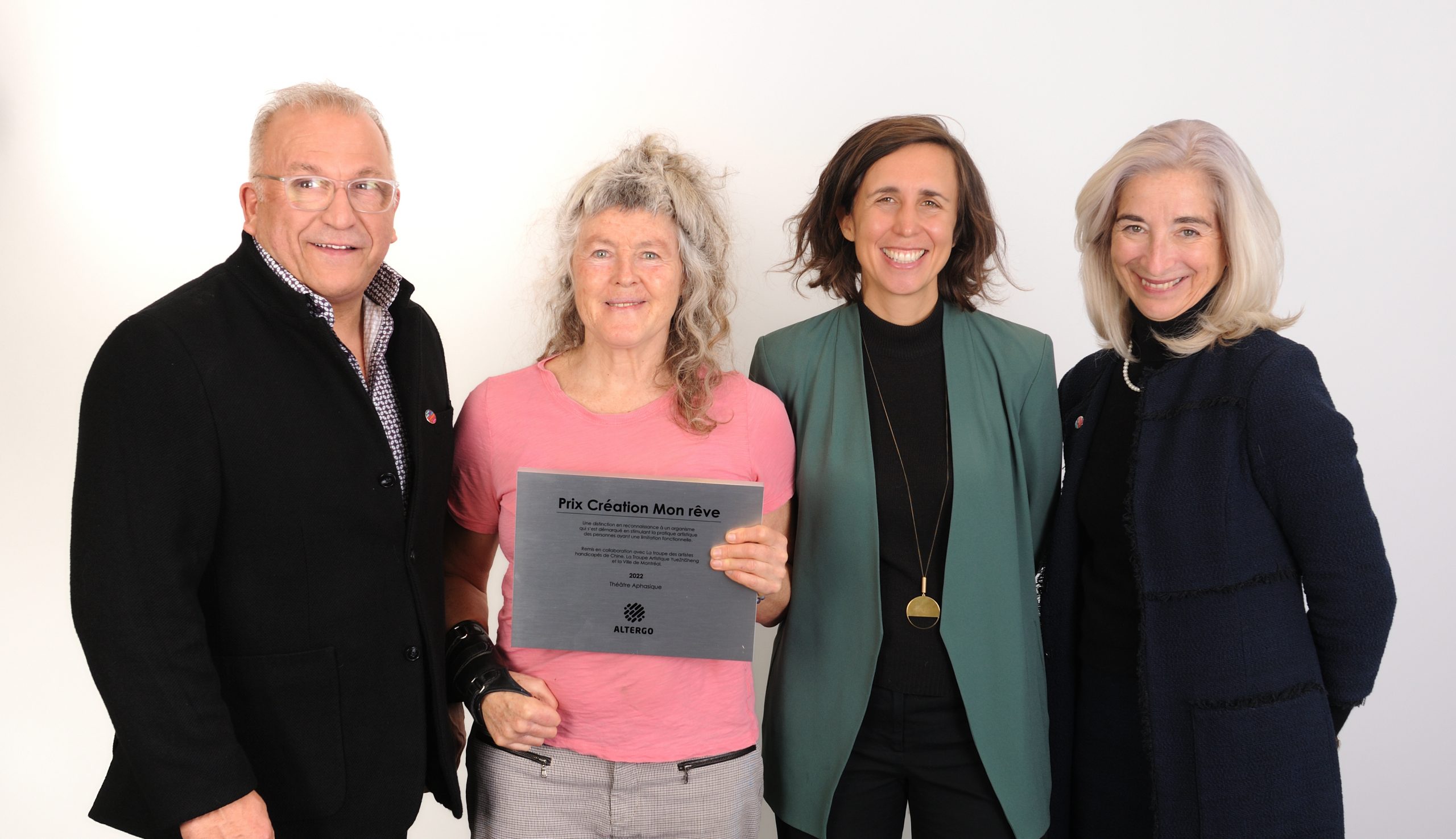 La récipiendaire du Prix Création Mon Rêve avec le président directeur général d'AlterGo, Maxime Gagnon, la présidente d'AlterGo, Élise Blais et Maeva Vilain de la Ville de Montréal.